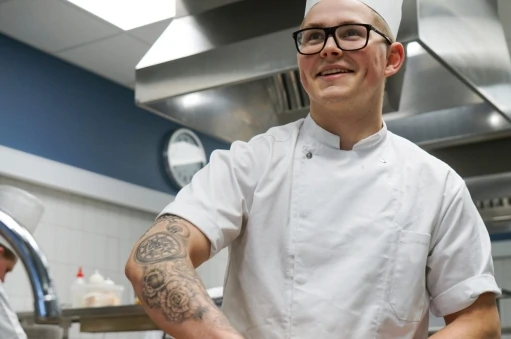 Kokkeelev er igang i køkkenet på gastronom uddannelsen hvor han vasker op efter service