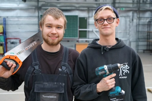 To drenge på anlægsgartner uddannelsen der er i gang med at bygge et haveskur