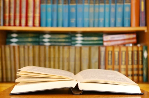 Bog ligger på bordet i undervisningslokalet på den videregående EUX uddannelse