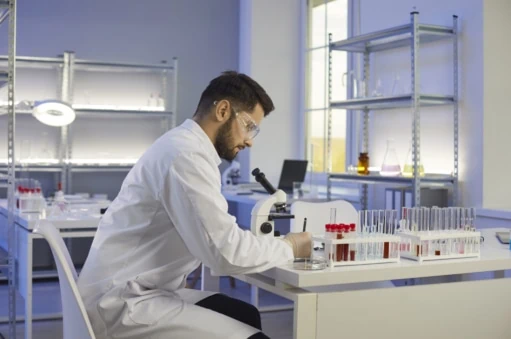 Elev på erhvervsuddannelsens fysiklokale, en uddannelse der er kombineret med boglige fag