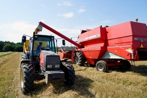 Høst af marken med traktor og mejetærsker fra KOLD College