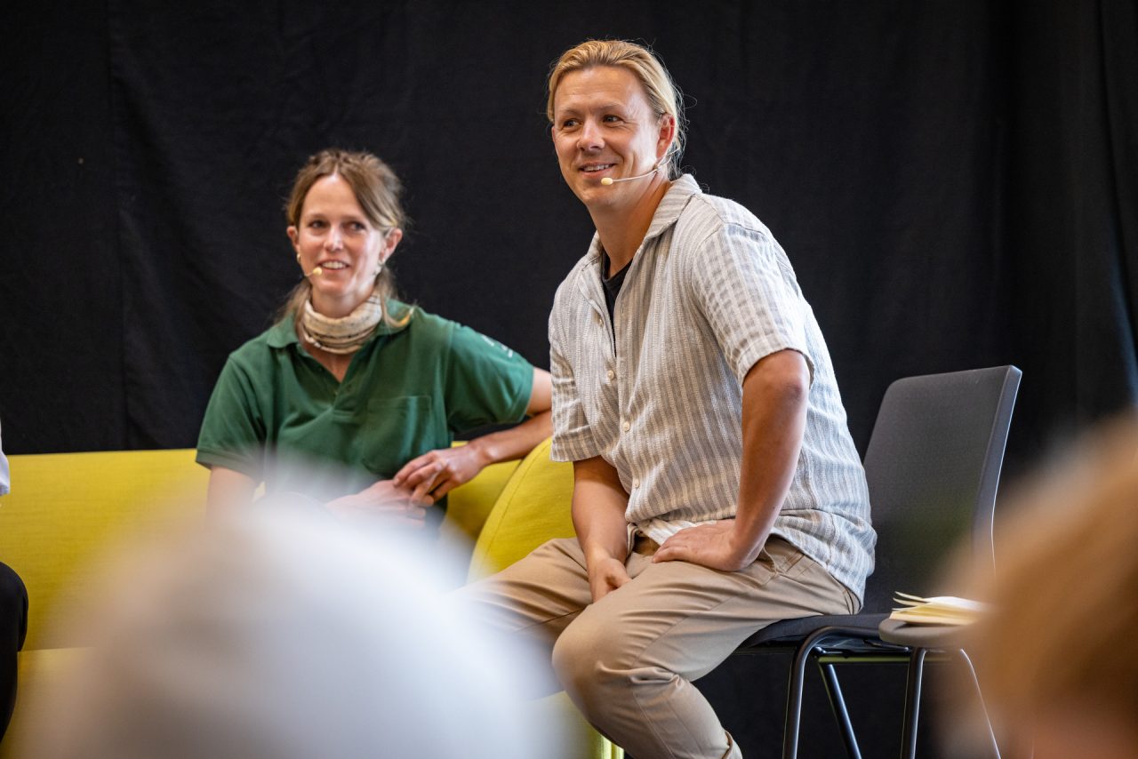 Lærer og elev deltager i diskussion under undervisning på Kold College.