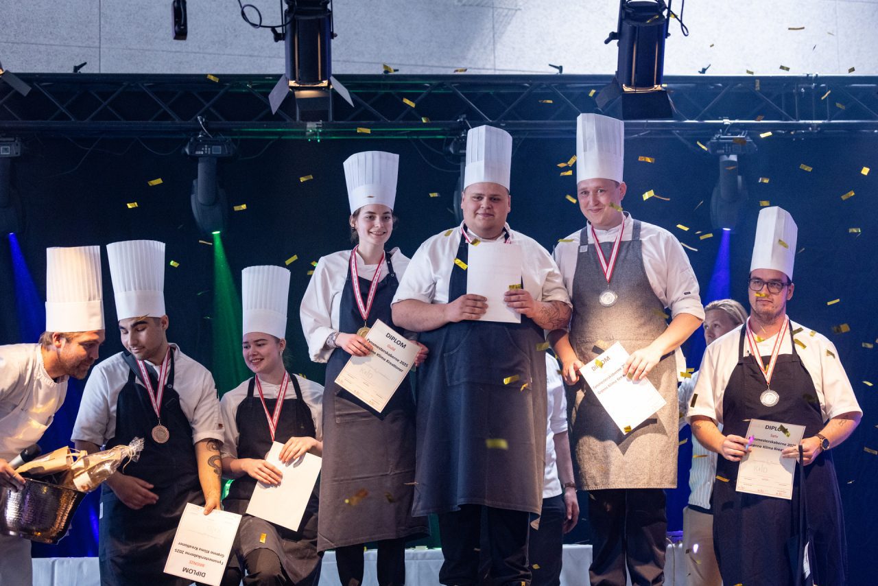 Kokke på prisuddeling ved Kold College med medaljer og diplomer